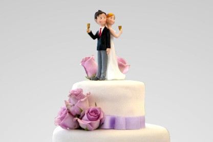 klein beeldje van een bruidspaar bovenop de bruidstaart