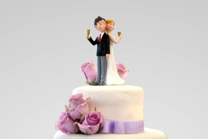 klein beeldje van een bruidspaar bovenop de bruidstaart